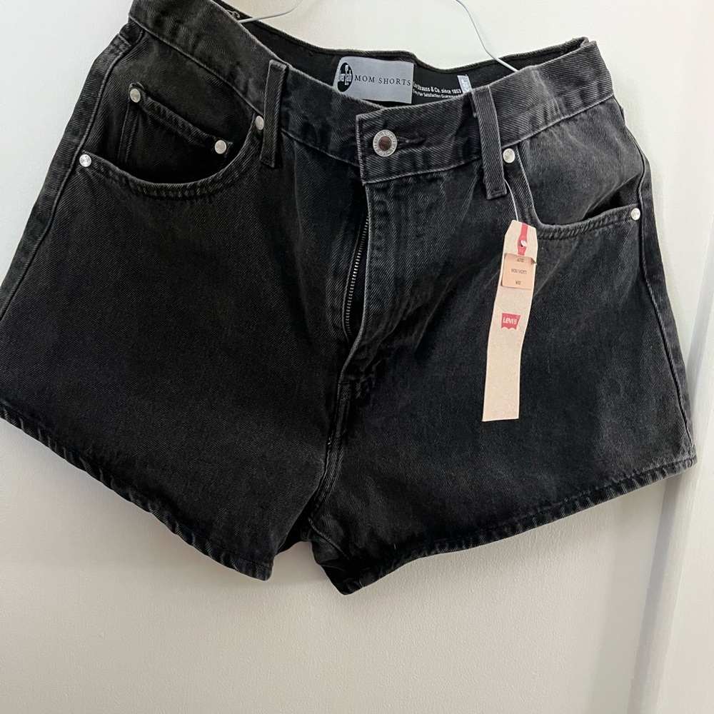 NWT Levi’s Black SilverTab High Waisted Mom Shorts, size 32